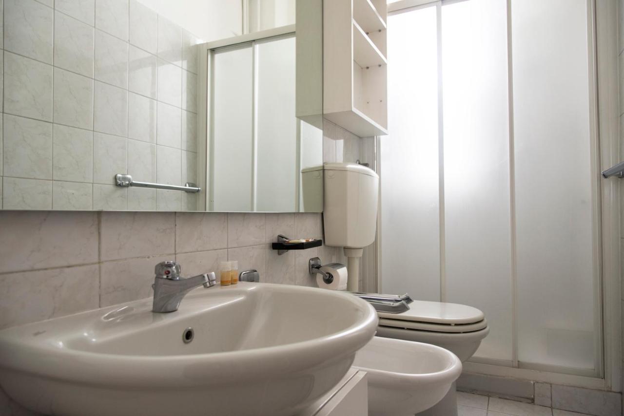Peaceful Court Apartment In Shopping District Milan Exterior photo